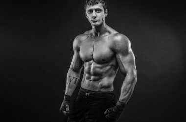 Eldiven mücadelede yakışıklı üstsüz kaslı adam