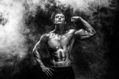 Güçlü vücut geliştirmeci adamla mükemmel abs, omuzlar, pazı, triceps, göğüs.