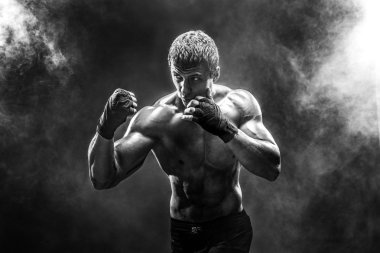 Yumruklar pratik yakışıklı üstsüz sporcu