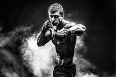 Yumruklar pratik yakışıklı üstsüz sporcu