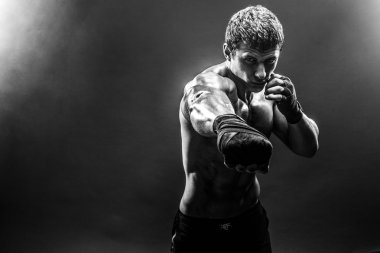 Yumruklar pratik yakışıklı üstsüz sporcu