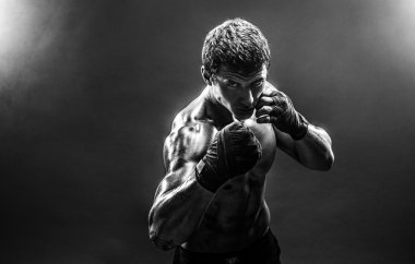 Yumruklar pratik yakışıklı üstsüz sporcu