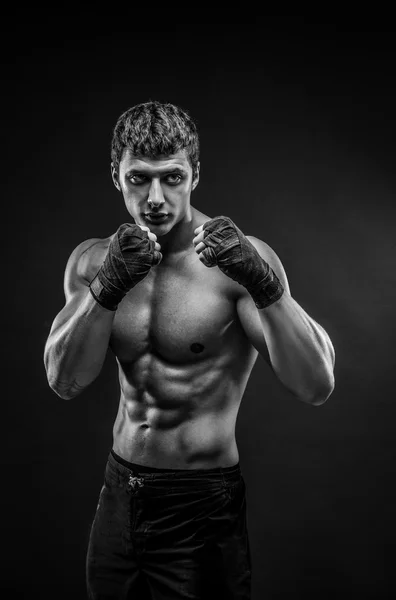 Красивый обнаженный мускулистый мужчина в боевых перчатках — стоковое фото