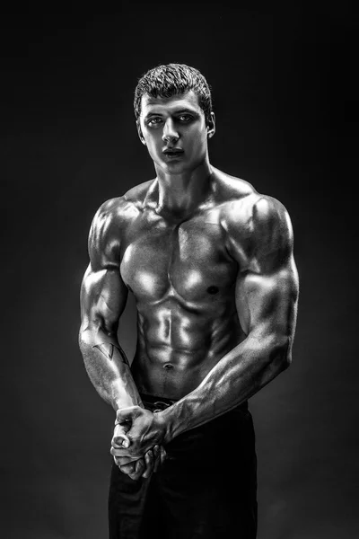 Guapo modelo masculino posando en el estudio delante de un fondo negro. — Foto de Stock