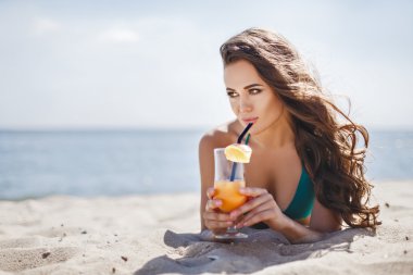 Plajda kokteyl ile bikinili güzel kadın