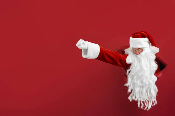 O Pai Natal rompe o buraco no papel como um super homem. Espaço para SMS. Design de cartaz de férias, banner — Fotografia de Stock