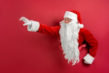 Noel Baba, süper adam gibi kağıtta delik açıyor. Mesaj için yer var. Tatil posteri tasarımı, afiş