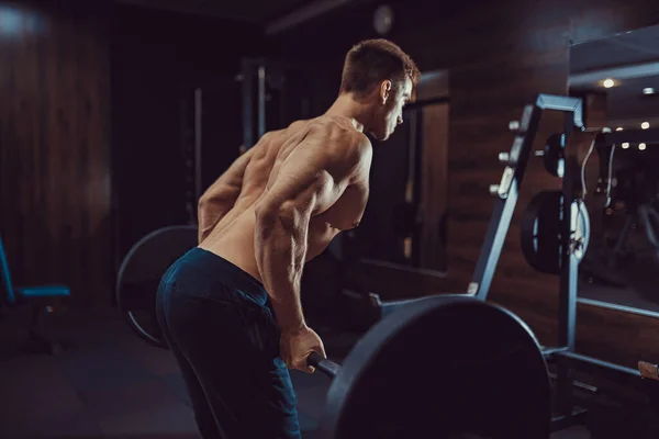 Hombre haciendo ejercicio de peso pesado para la espalda. Dolor y ganancia —  Fotos de Stock