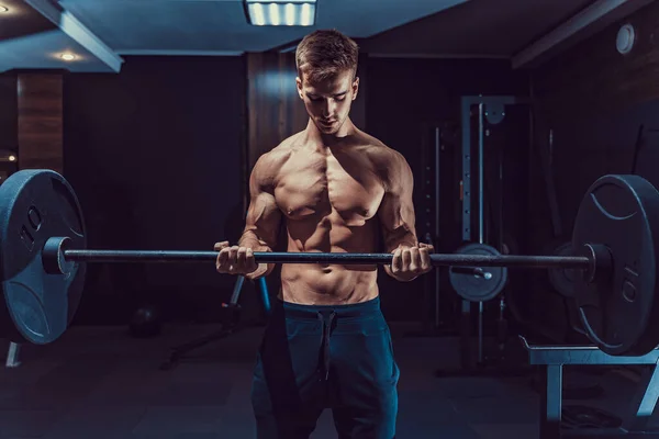 Sportieve yong Man doet zware gewicht oefening voor biceps — Stockfoto