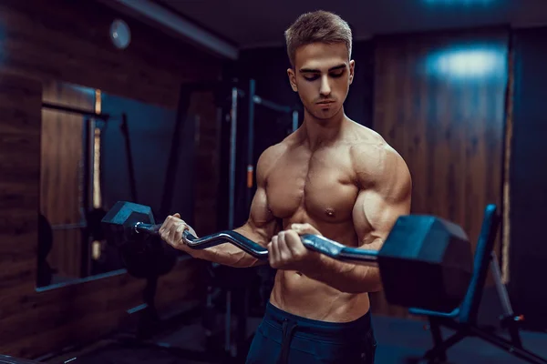 Sportive Yong Man gör tung träning för biceps — Stockfoto