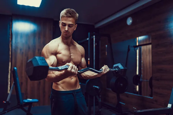 Sportive Yong Man gör tung träning för biceps — Stockfoto