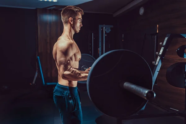 Jonge man doet zware gewicht oefening voor biceps — Stockfoto