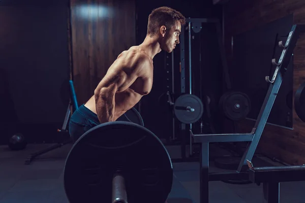 Mann macht schwere Kraftübungen für den Rücken. Schmerz und Gewinn — Stockfoto