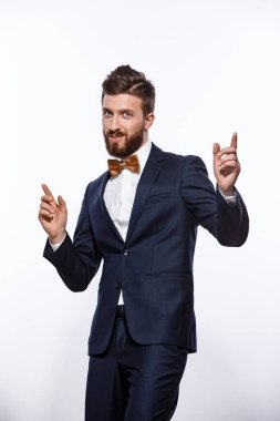 Siyah klasik kostümlü zarif, yakışıklı bir adam. Stüdyo moda portresi.