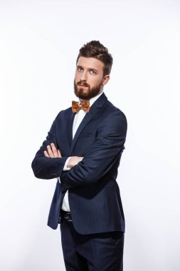 Siyah klasik kostümlü zarif, yakışıklı bir adam. Stüdyo moda portresi.