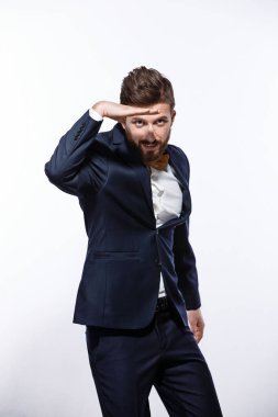 Siyah klasik kostümlü zarif, yakışıklı bir adam. Stüdyo moda portresi.