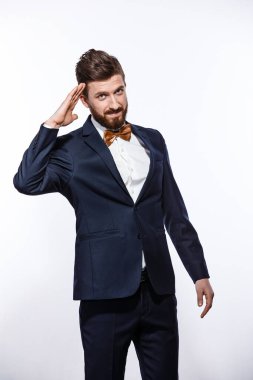 Siyah klasik kostümlü zarif, yakışıklı bir adam. Stüdyo moda portresi.