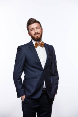 Siyah klasik kostümlü zarif, yakışıklı bir adam. Stüdyo moda portresi.