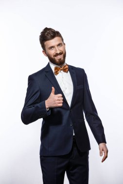 Siyah klasik kostümlü zarif, yakışıklı bir adam. Stüdyo moda portresi.