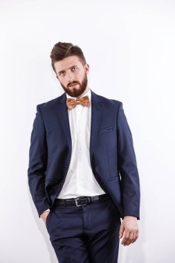 Siyah klasik kostümlü zarif, yakışıklı bir adam. Stüdyo moda portresi.