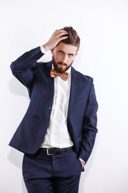 Siyah klasik kostümlü zarif, yakışıklı bir adam. Stüdyo moda portresi.