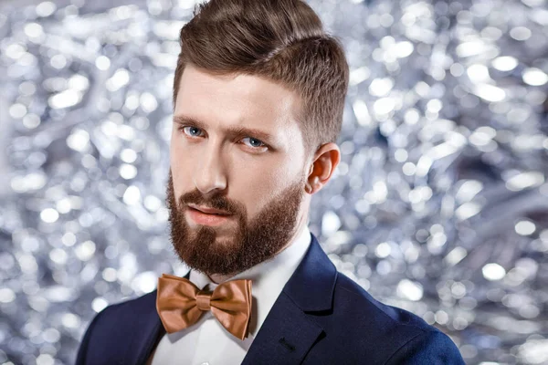 Homem bonito jovem elegante em traje clássico preto. Estúdio retrato de moda — Fotografia de Stock