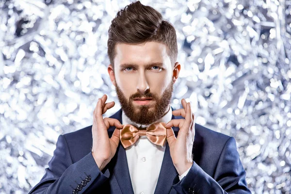 Homem bonito jovem elegante em traje clássico preto. Estúdio retrato de moda — Fotografia de Stock