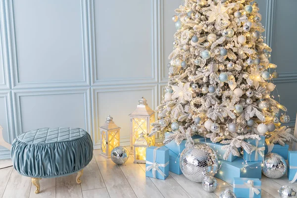 Stílusos karácsonyi belső díszített kék színekkel. Kényelem otthon. Bézs szövetkárpitos kanapé — Stock Fotó
