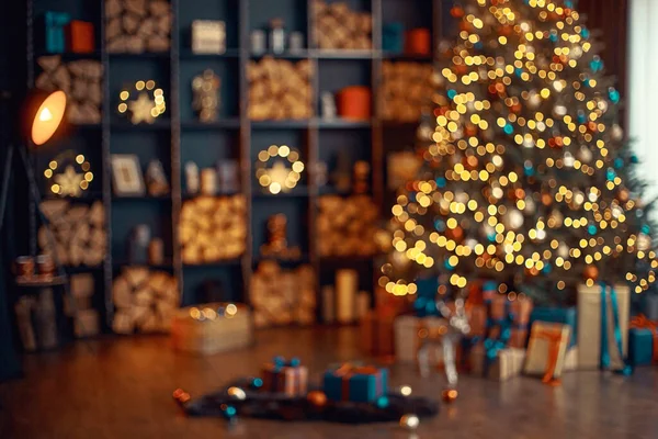 Belle chambre décorée de vacances avec arbre de Noël, prise de vue hors foyer pour fond photo — Photo