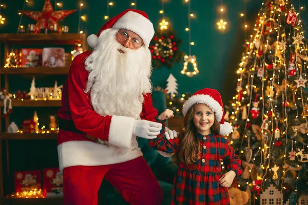 Санта Клаус з маленькою милою дівчиною грається в кімнаті. Різдво — стокове фото