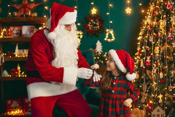 Père Noël avec une petite fille mignonne jouer dans la chambre. Temps de Noël — Photo