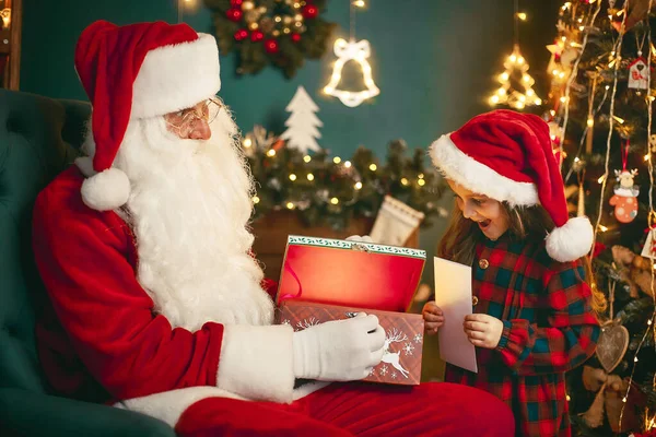 God jul, söta lilla barn flicka som ger brev till jultomten — Stockfoto