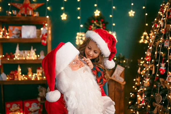 Père Noël avec une petite fille mignonne jouer dans la chambre. Temps de Noël — Photo