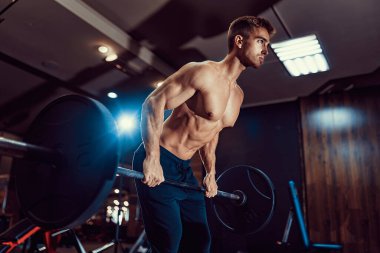 Sırt için Ağırlık Egzersizi Yapan Adam. Acı ve kazanç