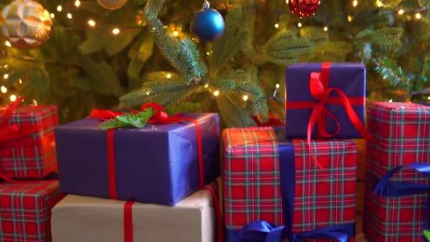 Χριστουγεννιάτικο δέντρο με αφρώδεις λαμπτήρες και μπάλες — Αρχείο Βίντεο