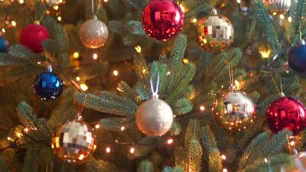 Arbre de Noël avec ampoules et boules étincelantes — Video