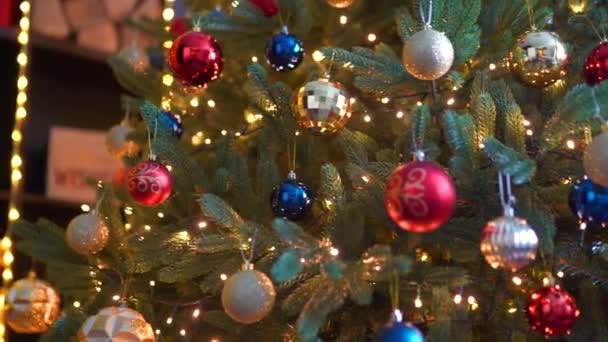 Árbol de Navidad con bombillas y bolas brillantes — Vídeos de Stock