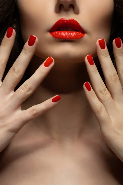 Bella giovane modello con labbra rosse e manicure rossa — Foto Stock