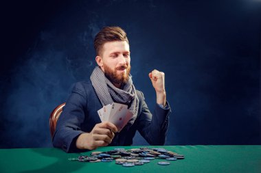 Kazanan ve elinde as tutan mutlu poker oyuncusu