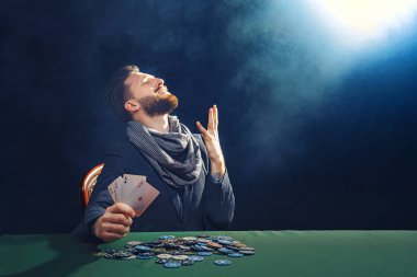 Kazanan ve elinde as tutan mutlu poker oyuncusu