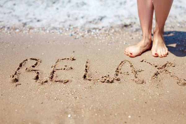 Ručně psané Relax Word na písečném pobřeží. Nádherná slova na plážovém písku. Myšlenka lásky — Stock fotografie