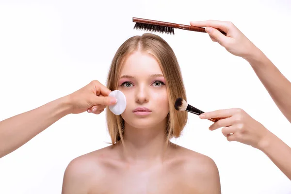 Mooie jonge vrouw met schone frisse huid, het voorstellen van een product met make-up borstel Gebaren voor reclame op witte achtergrond — Stockfoto