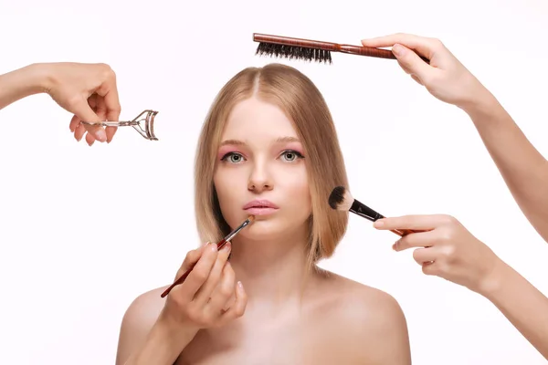 Mooie jonge vrouw met schone frisse huid, het voorstellen van een product met make-up borstel Gebaren voor reclame op witte achtergrond — Stockfoto