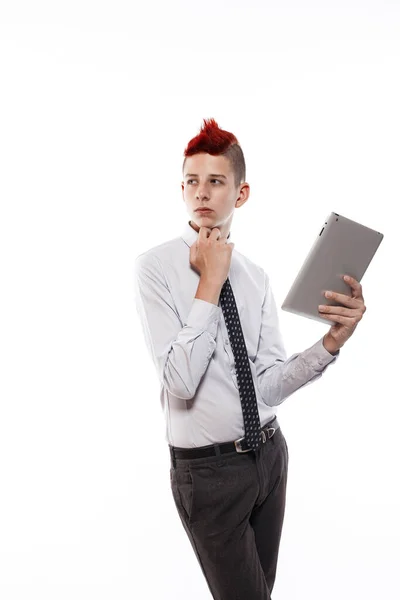 Beyaz arkaplanda tablet bilgisayarı olan bir genç — Stok fotoğraf