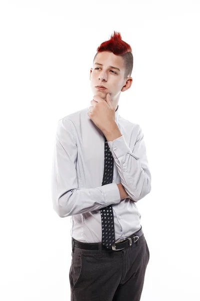 Retrato de adolescente sério com mohawk vermelho vestindo camisa e gravata enquanto olha para a câmera. Isolados. — Fotografia de Stock