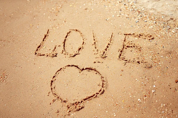 Palabra de amor escrita a mano en la costa de arena. Maravillosas palabras en arena de playa. Concepto de idea de amor — Foto de Stock