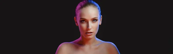 High Fashion model vrouw in kleurrijke heldere neon lichten poseren in de studio, nachtclub. Portret van een mooi sexy verleidelijk meisje in UV. Op kleurrijke levendige achtergrond — Stockfoto