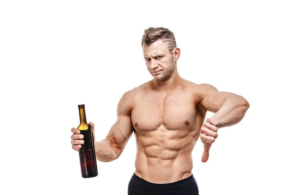 Sportovní muž, který drží víno a mléko a čelí volbě, zdravému životnímu stylu nebo alkoholu. Zdraví, sport, výběr, zdravé jídlo a zdravý životní styl koncept — Stock fotografie