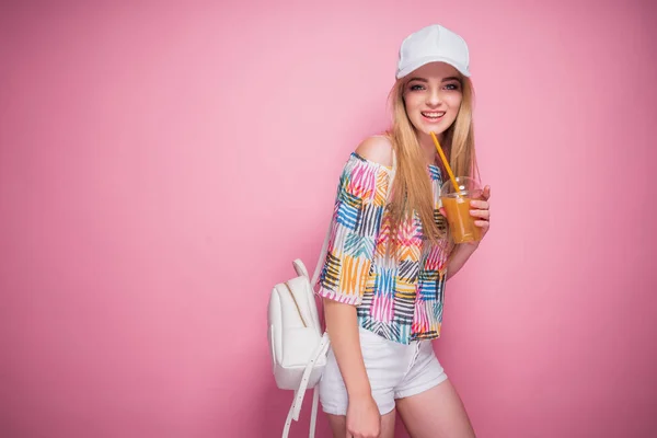 Yaz mevsiminde içki içen şık bir genç kadın. — Stok fotoğraf