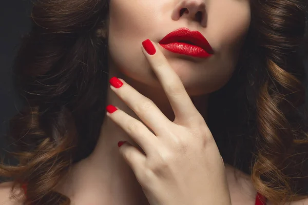 Bella giovane modello con labbra rosse e rosso manicure hild foglio bianco — Foto Stock